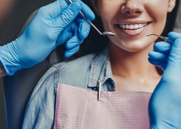 Illustration showing how long after dental cleaning can I eat safely, including soft foods and post-cleaning care tips.